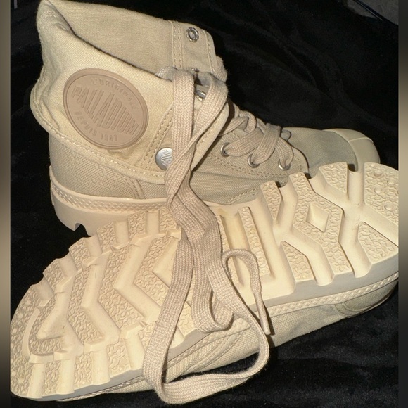 Palladium Baggy Bootie (Women) 6.5 - Picture 4 of 10